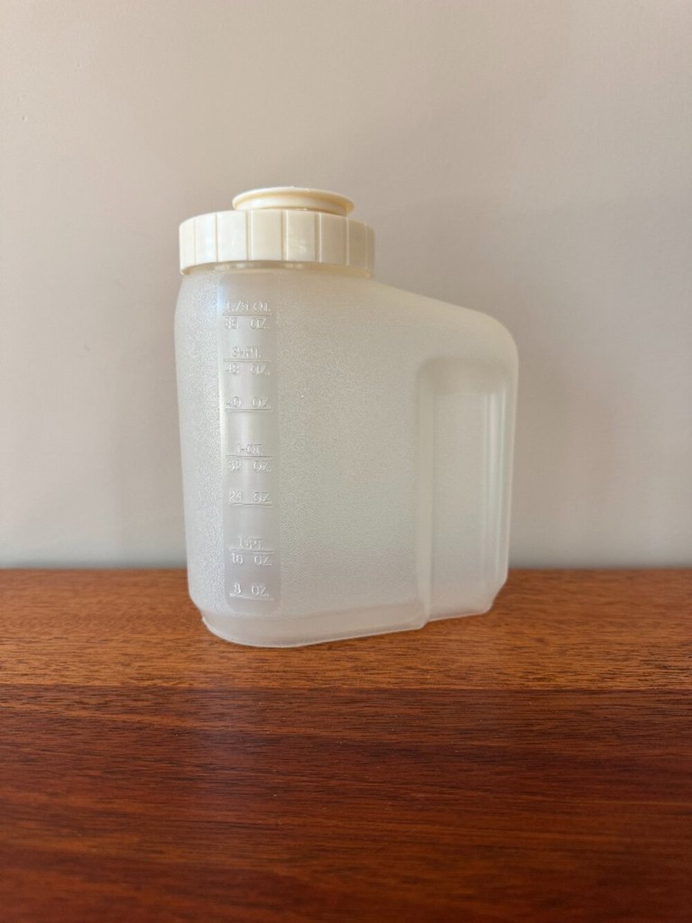 Rubbermaid SERVIN SAVER 1.75 Qt Drink Container - Almond Flip Lid